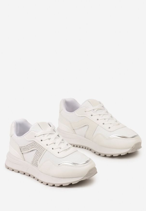 Renee - Białe Sneakersy z Cholewką przed Kostkę z Aplikacją z Cyrkonii Velvettes. Okazja: na spacer. Wysokość cholewki: przed kostkę. Kolor: biały. Szerokość cholewki: normalna. Wzór: aplikacja. Sport: turystyka piesza