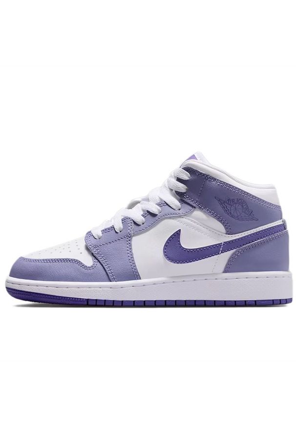 Buty młodzieżowe Nike Air Jordan 1 Mid DQ8423-500 - biało-fioletowe. Kolor: fioletowy, biały, wielokolorowy. Materiał: guma, syntetyk, materiał, skóra. Szerokość cholewki: normalna