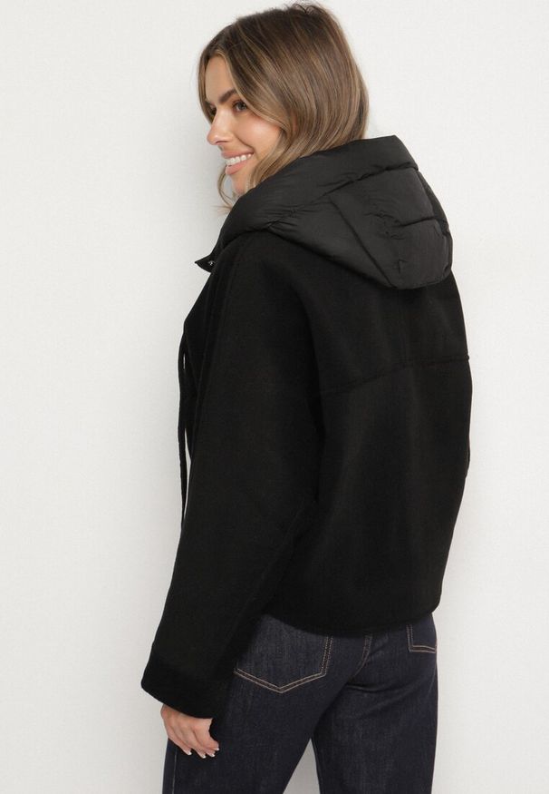 Born2be - Czarna Przejściowa Kurtka z Rękawami Typu Nietoperz i Kapturem Alinee. Okazja: na spacer. Kolor: czarny. Materiał: jeans. Sezon: jesień, wiosna. Styl: klasyczny