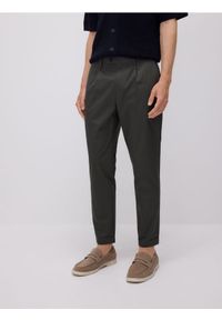 Reserved - Spodnie chino slim - jasny zielony. Kolor: zielony. Materiał: tkanina, bawełna #1