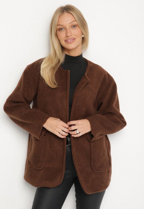 Born2be - Brązowa Niezapinana Kurtka Pudełkowa ze Wsuwanymi Kieszeniami Unenna. Okazja: na co dzień. Kolor: brązowy. Materiał: poliester, jeans. Styl: elegancki, casual