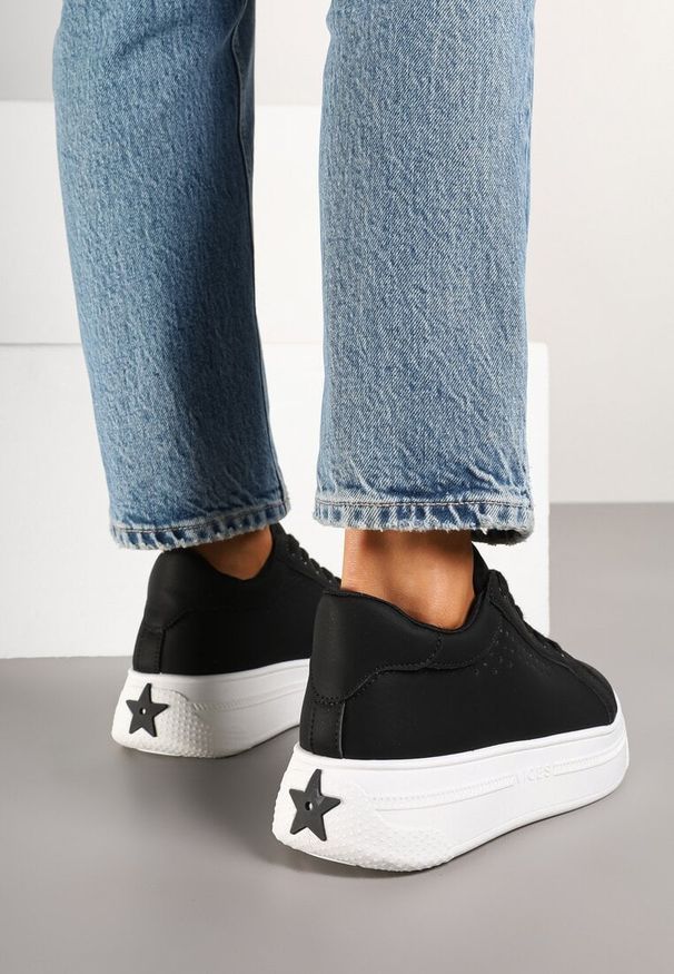 Renee - Czarne Sneakersy Vices na Platformie Ozdobione Napisem i Perforacją Nonaritha. Okazja: na co dzień. Zapięcie: sznurówki. Kolor: czarny. Materiał: jeans. Wzór: aplikacja, napisy. Obcas: na platformie