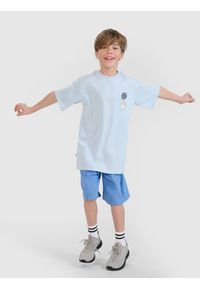 4f - 4F T-shirt oversize z nadrukiem chłopięcy - niebieski 122 (6-7 lat). Okazja: na co dzień. Kolor: niebieski. Materiał: bawełna, jersey, dzianina. Długość rękawa: krótki rękaw. Długość: krótkie. Wzór: nadruk. Sezon: lato. Styl: klasyczny, sportowy, casual