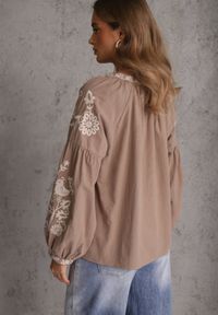Renee - Beżowa Rustykalna Bluzka z Bawełny Zdobiona Haftem i Sznurkiem z Chwostami Marytea. Okazja: na co dzień. Kolor: beżowy. Materiał: bawełna. Długość: długie. Wzór: aplikacja, haft. Styl: casual, klasyczny #5