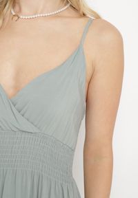 Born2be - Ciemnozielona Sukienka Rozkloszowana na Regulowanych Ramiączkach z Bawełny Aletise. Okazja: na co dzień, na spacer. Typ kołnierza: dekolt w kształcie V. Kolor: zielony. Materiał: bawełna. Długość rękawa: na ramiączkach. Styl: casual, elegancki #3