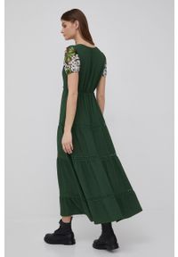 Desigual sukienka kolor zielony maxi rozkloszowana. Kolor: zielony. Materiał: materiał, tkanina. Długość rękawa: krótki rękaw. Wzór: aplikacja. Typ sukienki: rozkloszowane. Długość: maxi