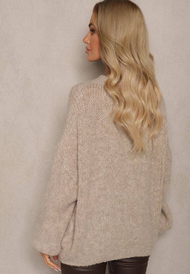 Renee - Beżowy Klasyczny Sweter z Wełną i Wiskozą o Luźnym Kroju Omethea. Okazja: na spacer, na co dzień. Kolor: beżowy. Materiał: wełna, wiskoza. Długość rękawa: długi rękaw. Długość: długie. Styl: klasyczny