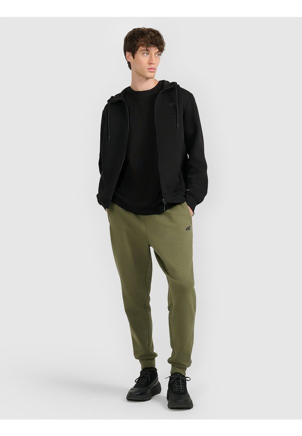 4f - 4F Spodnie dresowe joggery męskie - khaki M. Kolor: oliwkowy, brązowy, wielokolorowy. Materiał: dresówka. Sport: fitness, turystyka piesza