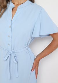 Born2be - Niebieska Sukienka Trapezowa z Koszulową Górą i Materiałowym Paskiem w Talii Vikiiona. Okazja: na spotkanie biznesowe. Typ kołnierza: dekolt w kształcie V. Kolor: niebieski. Materiał: materiał. Długość rękawa: krótki rękaw. Typ sukienki: trapezowe, koszulowe. Styl: biznesowy #3