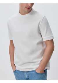Reserved - T-shirt regular ze strukturalnej dzianiny - złamana biel. Materiał: dzianina
