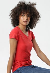 Born2be - Czerwony T-shirt Nysalphia. Kolor: czerwony. Materiał: elastan, dzianina, bawełna. Długość rękawa: krótki rękaw. Długość: krótkie. Styl: klasyczny