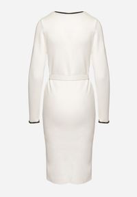 Born2be - Biała Dzianinowa Sukienka z Wiskozą Zdobiona Metalicznymi Wstawkami i Paskiem Caledi. Okazja: na co dzień. Kolor: biały. Materiał: wiskoza, dzianina. Długość rękawa: długi rękaw. Wzór: aplikacja. Styl: klasyczny, casual, elegancki #2