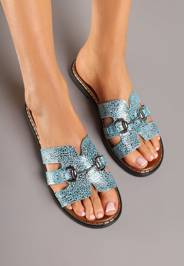 Born2be - Niebieskie Klapki z Klamrą i Ozdobnymi Wycięciami Arivlis. Kolor: niebieski. Sezon: lato