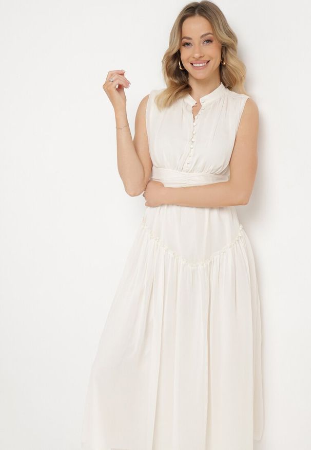 Born2be - Jasnobeżowa Sukienka Długa Rozkloszowana z Powlekanymi Guzikami Ingridesa. Kolor: beżowy. Długość: maxi