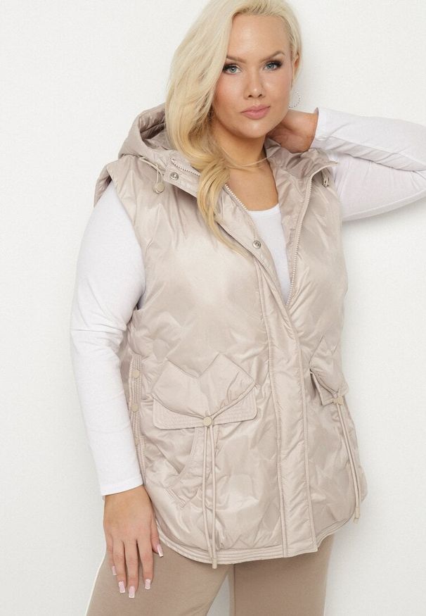 Born2be - Beżowa Kamizelka Pikowana z Ozdobnymi Kieszonkami z Kapturem Embia. Okazja: na co dzień, na spacer. Typ kołnierza: kaptur. Kolekcja: plus size. Kolor: beżowy. Materiał: jeans. Sezon: jesień. Styl: elegancki, casual