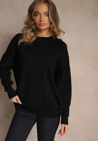Renee - Czarny Nietoperzowy Sweter w Minimalistycznym Stylu Raliava. Okazja: na co dzień. Kolor: czarny. Materiał: skóra, jeans. Styl: casual, elegancki #1