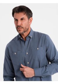 Ombre Clothing - Męska koszula lniana z klasycznym kołnierzykiem i kieszeniami REGULAR FIT – niebieska V4 OM-SHCS-0134 - XXL. Okazja: na co dzień. Typ kołnierza: kołnierzyk klasyczny. Kolor: niebieski. Materiał: len. Długość: długie. Wzór: aplikacja. Sezon: lato, wiosna. Styl: klasyczny #9