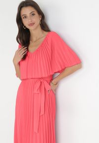 Born2be - Różowa Sukienka Plisowana z Szeroką Falbaną Przy Dekolcie Dinara. Kolor: różowy. Styl: wizytowy. Długość: maxi #5