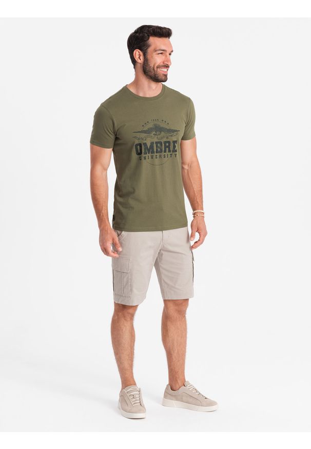 Ombre Clothing - T-shirt męski bawełniany z printem militarnym - khaki V2 OM-TSPT-0164 - XXL. Kolor: brązowy. Materiał: bawełna. Długość rękawa: krótki rękaw. Długość: krótkie. Wzór: moro, nadruk. Styl: militarny