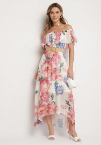 Born2be - Różowa Sukienka Typu Hiszpanka w Kwiaty z Paskiem Sademire. Okazja: na co dzień. Typ kołnierza: dekolt hiszpanka. Kolor: różowy. Wzór: kwiaty. Styl: casual #1