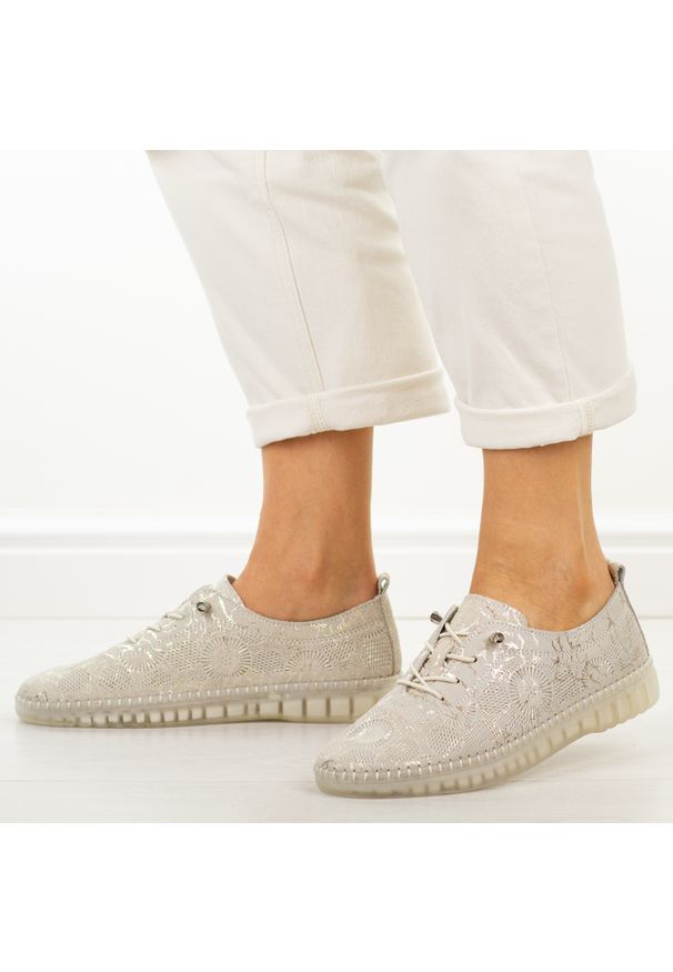 Złote skórzane półbuty damskie Filippo Dp7810/26. Okazja: na co dzień. Nosek buta: okrągły. Kolor: złoty. Materiał: skóra. Szerokość cholewki: normalna. Sezon: wiosna, lato. Styl: casual, elegancki