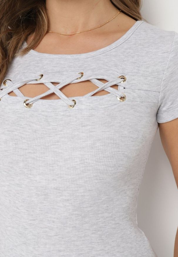 Born2be - Jasnoszara Bawełniana Bluzka z Plecionym Zdobieniem przy Dekolcie Elretia. Kolor: szary. Materiał: bawełna. Wzór: aplikacja. Sezon: lato