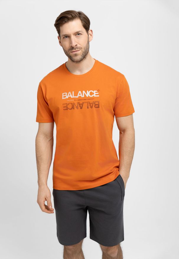 Volcano - T-shirt z napisem, Comfort Fit, T-BALANCE. Okazja: na co dzień. Kolekcja: plus size. Materiał: bawełna, jeans. Długość rękawa: krótki rękaw. Długość: krótkie. Wzór: napisy. Styl: casual