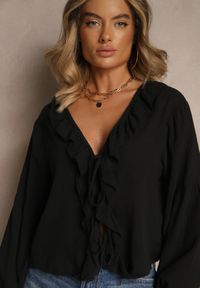 Renee - Czarna Wiązana Bluzka z Bawełny z Falbanami przy Dekolcie Idanissa. Okazja: na co dzień. Typ kołnierza: dekolt w kształcie V. Kolor: czarny. Materiał: bawełna. Długość rękawa: długi rękaw. Długość: długie. Wzór: aplikacja. Styl: elegancki, casual #5