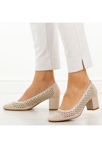 Cieliste ażurowe czółenka damskie na słupku Sergio Leone Pb848. Nosek buta: okrągły. Materiał: skóra. Szerokość cholewki: normalna. Wzór: ażurowy. Sezon: wiosna, lato. Obcas: na słupku. Styl: wizytowy, klasyczny, elegancki #1