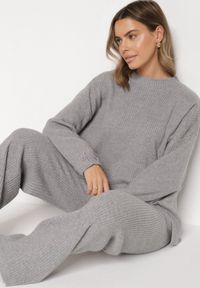 Born2be - Ciemnoszary Komplet z Bawełną i Wełną Sweter z Guzikami i Proste Spodnie Reisadia. Kolor: szary. Materiał: wełna, bawełna #4