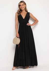Born2be - Czarna Koktajlowa Sukienka na Ramiączkach z Trójkątnym Dekoltem i Rozcięciem z Boku Nestarli. Okazja: na ślub cywilny, na wesele, na imprezę. Typ kołnierza: dekolt w kształcie V. Kolor: czarny. Materiał: materiał. Długość rękawa: na ramiączkach. Sezon: lato. Styl: wizytowy #5