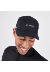 KIPRUN - Czapka z daszkiem do biegania Kiprun 5 paneli hydrofobowa. Kolor: czarny. Materiał: materiał, poliester. Styl: sportowy