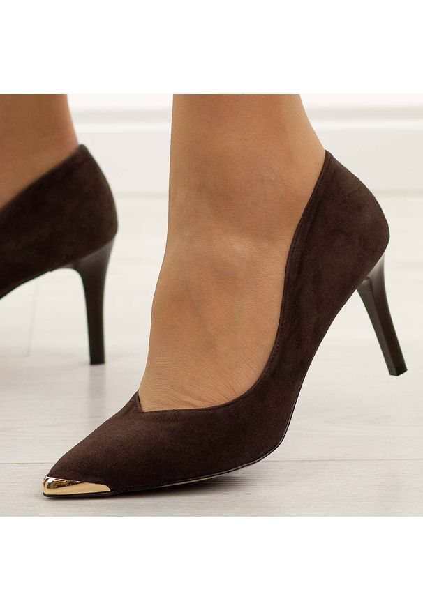 Brązowe zamszowe skórzane Polskie szpilki damskie Prestige 2241. Okazja: na spotkanie biznesowe, na ślub cywilny, na wesele, na imprezę. Kolor: brązowy. Materiał: zamsz, skóra. Szerokość cholewki: normalna. Obcas: na szpilce. Styl: biznesowy, elegancki, klasyczny, wizytowy. Wysokość obcasa: średni
