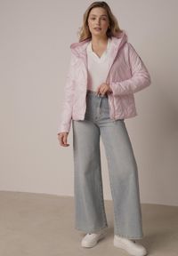 Born2be - Różowa Kurtka Pikowana z Nieodpinanym Kapturem i Aplikacją na Rękawie Endora. Okazja: na spacer, na co dzień. Kolor: różowy. Materiał: poliester, jeans. Wzór: aplikacja. Styl: casual, elegancki #7