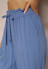 Renee - Niebieskie Spodnie z Bawełny Typu Paper Bag High Waist z Gumką w Talii Kitanea. Okazja: do pracy, na co dzień. Stan: podwyższony. Kolor: niebieski. Materiał: bawełna. Styl: casual #5