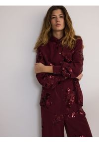 Reserved - Satynowa koszula z cekinowymi aplikacjami - burgundowy. Kolor: czerwony. Materiał: satyna. Wzór: aplikacja #1