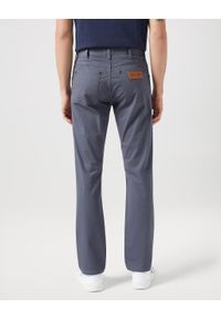 Wrangler - WRANGLER MĘSKIE SPODNIE MATERIAŁOWE GREENSBORO TURBULENCE 112350801. Materiał: materiał