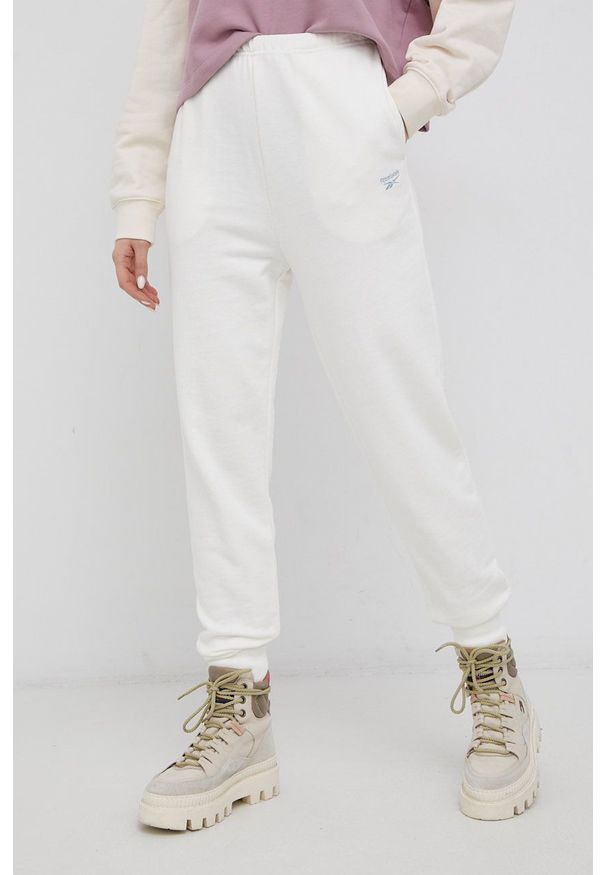 Reebok Classic Spodnie bawełniane HB8629 damskie kolor kremowy gładkie. Stan: podwyższony. Kolor: beżowy. Materiał: bawełna. Wzór: gładki
