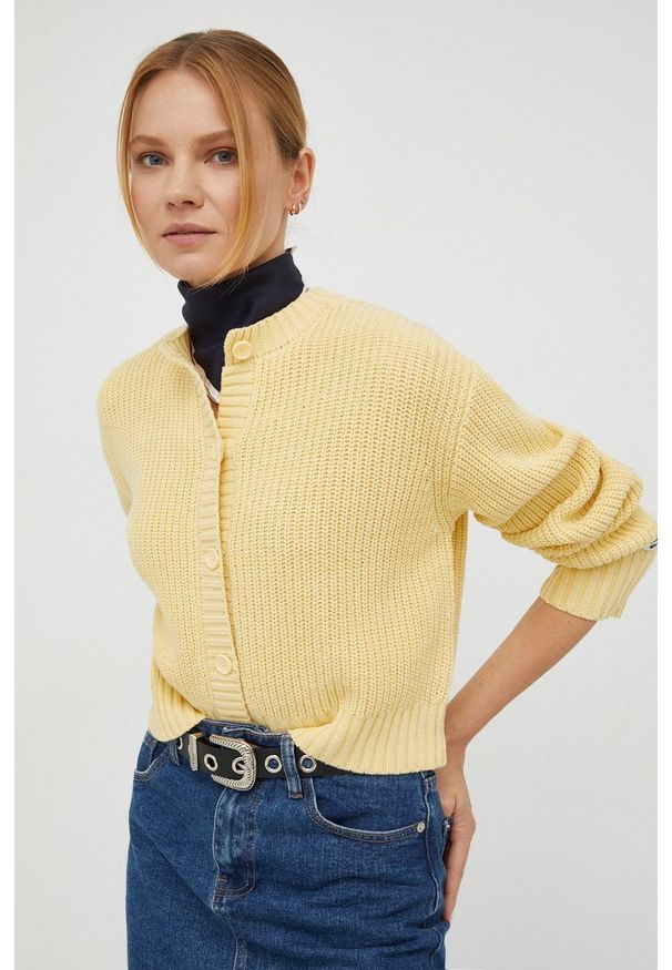 Levi's® - Levi's kardigan damski kolor żółty. Okazja: na spotkanie biznesowe. Kolor: żółty. Materiał: dzianina. Wzór: gładki, ze splotem. Styl: biznesowy
