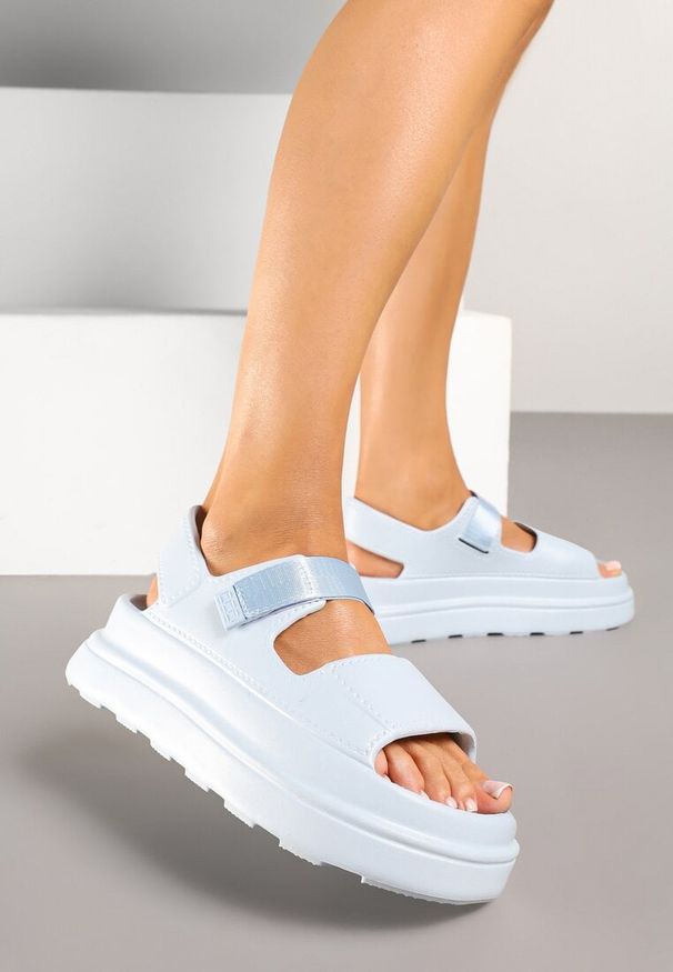 Renee - Jasnoniebieskie Sandały na Platformie w Sportowym Stylu Lisilia. Okazja: na co dzień. Zapięcie: rzepy. Kolor: niebieski. Materiał: jeans. Obcas: na platformie. Styl: sportowy