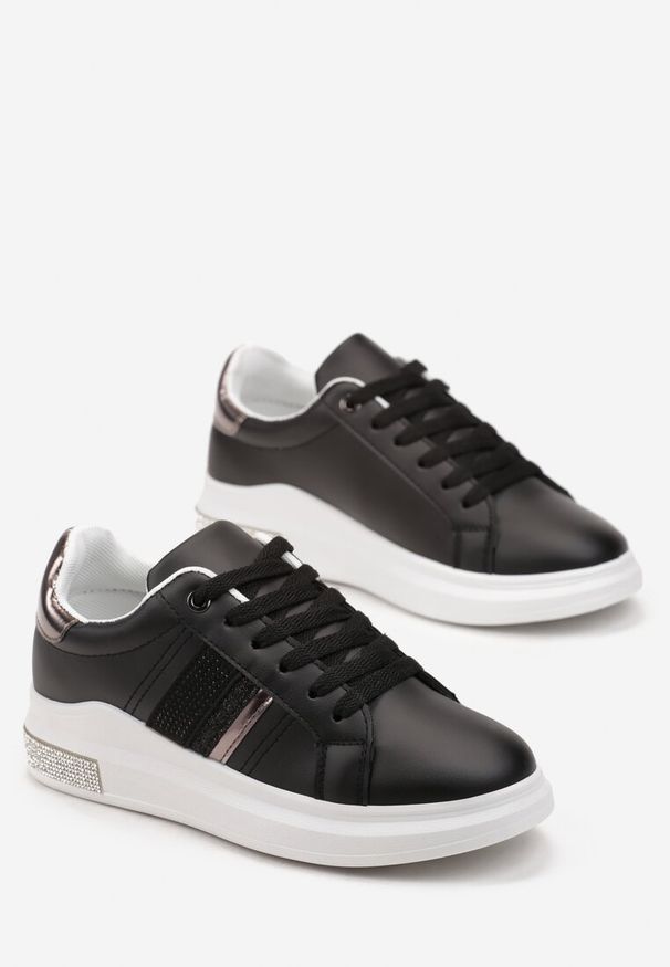 Renee - Czarne Sneakersy z Imitacji Skóry z Metalicznym Akcentem i Cyrkoniami Evadine. Okazja: na co dzień. Kolor: czarny. Materiał: skóra. Wzór: aplikacja