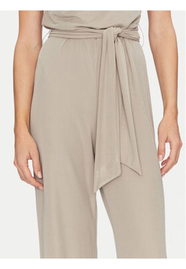 Guess Kombinezon W5GD89 KCTB0 Beżowy Regular Fit. Kolor: beżowy. Materiał: wiskoza