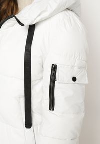 Born2be - Biała Prosta Kurtka Pikowana z Kapturem i Kieszeniami Mirilda. Okazja: na spacer, na co dzień. Typ kołnierza: kaptur. Kolor: biały. Materiał: jeans. Sezon: zima. Styl: klasyczny, casual, elegancki #4