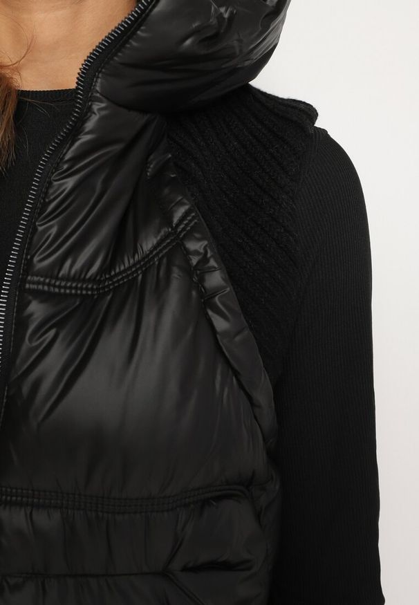 Born2be - Czarna Pikowana Kamizelka z Kapturem i Ściągaczami Timorae. Okazja: na spacer. Typ kołnierza: kaptur. Kolor: czarny. Materiał: jeans