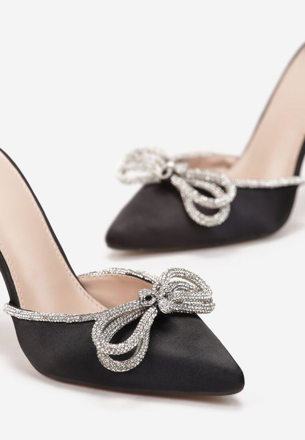 Renee - Czarne Sandały na Szpilce z Cyrkoniową Kokardą Oriphosise. Okazja: na studniówkę, na ślub cywilny, na imprezę, na wesele, na sylwestra. Zapięcie: sprzączka. Kolor: czarny. Materiał: satyna. Obcas: na szpilce. Styl: elegancki. Wysokość obcasa: średni