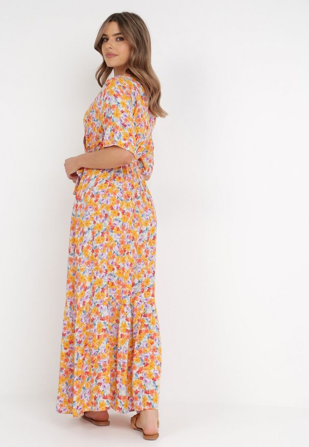 Born2be - Pomarańczowo-Biała Sukienka Theophestra. Kolor: pomarańczowy. Materiał: wiskoza, materiał. Wzór: kolorowy, kwiaty. Typ sukienki: kopertowe. Długość: maxi