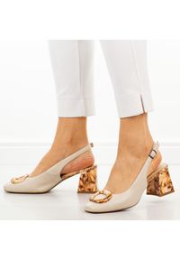 Beżowe yl skórzane sandały damskie Filippo Dp7816/26. Okazja: na wesele, na ślub cywilny. Kolor: beżowy. Szerokość cholewki: normalna. Wzór: kolorowy, aplikacja. Materiał: skóra. Sezon: wiosna, lato. Obcas: na obcasie. Styl: elegancki, klasyczny. Wysokość obcasa: średni #1