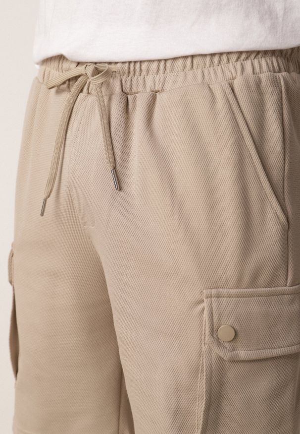 Born2be - Beżowe Szorty z Bawełną w Stylu Safari z Kieszeniami Cargo Sabririla. Okazja: na co dzień. Kolor: beżowy. Materiał: bawełna. Długość: długie. Sezon: lato. Styl: casual