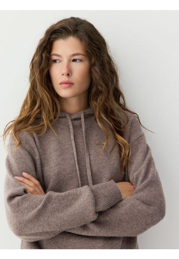 Reserved - Wełniany sweter z kapturem - brązowy. Typ kołnierza: kaptur. Kolor: brązowy. Materiał: wełna