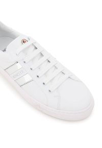 MONCLER - Białe tenisówki Ariel. Nosek buta: okrągły. Zapięcie: pasek. Kolor: biały. Materiał: guma, tkanina. Wzór: gładki, paski, nadruk #6